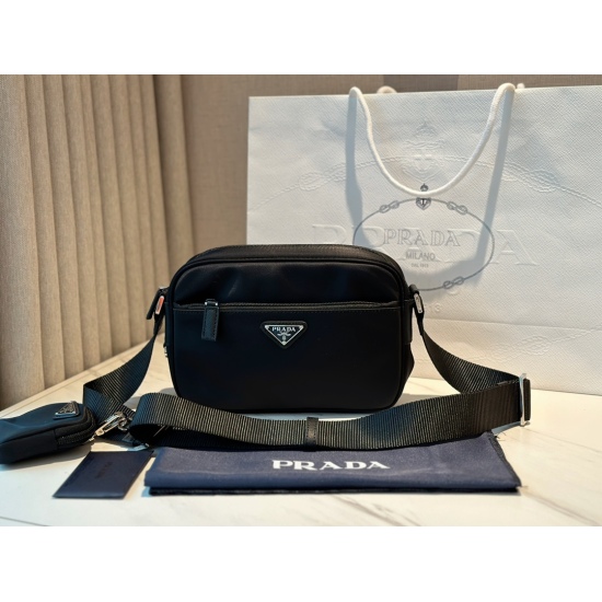 2023.11.06 195 box size: 23 * 16cm Prad crossbody bag camera bag is always cool enough to make people believe it! Not only does it have practical appearance online, but it has never fallen into the category of men and women who can carry a neutral style. 