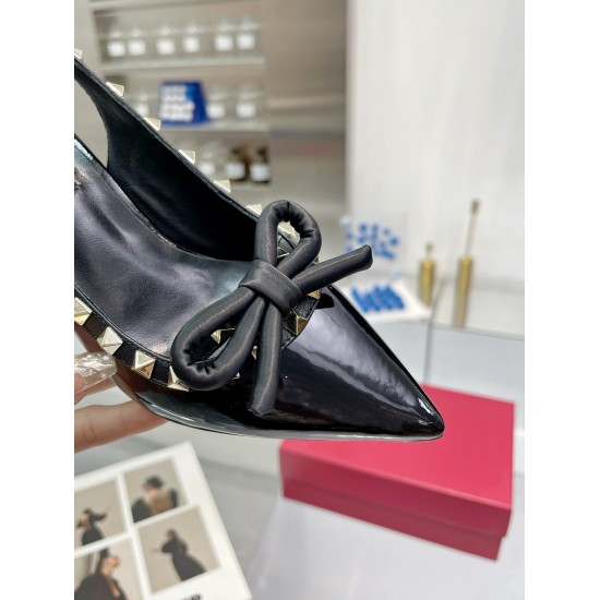 2023.12.19 Factory price 2901774 Latest popular top version production Valentno Warren 〰️ The Rockstudy collection of fashion shoes cleverly combines innovation and classics, with its classics leading fashion every year. Each shoe is a versatile artifact,