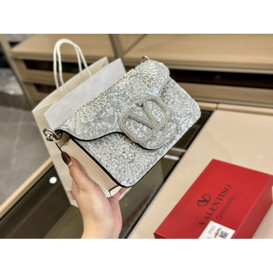 2023.11.10 490 original single box size: 22.13cm Valentino new product! Who can refuse Bling Bling bags, small dresses with various flowers in spring and summer~It's completely fine~
