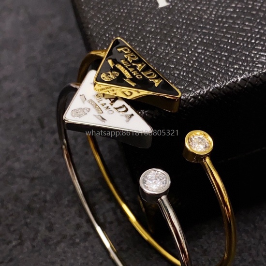 2023.07.23 The new Prada rada black and white triangle big diamond bracelet is super heavy industry bling bling, with very good color matching. The high-end refined steel material is not allergic and fadeless. One to one exquisite craftsmanship, a classic