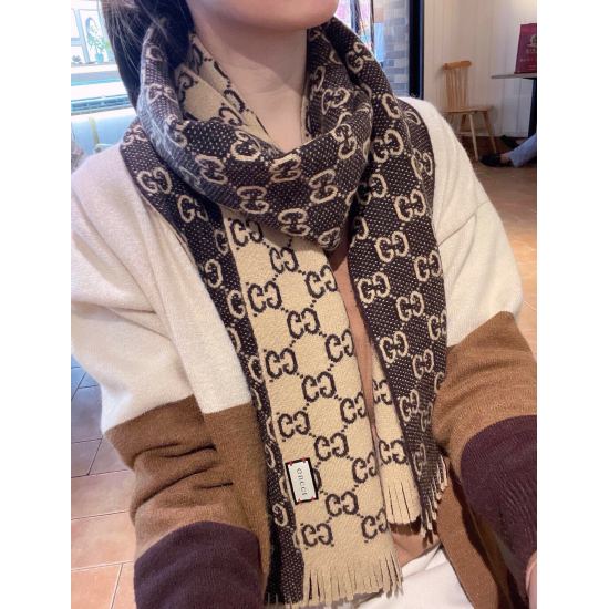On May 5th, 2023, the high version of 50Gucci features a double G letter interwoven pattern, which transforms into a complex jacquard design. This symbol pattern is reinterpreted every season, with a fresh and elegant contrast effect. GG jacquard wool wit