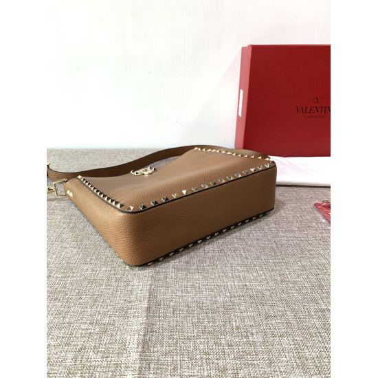 20240316 Original 860 Model: 50031L # (large) Top grade soft cowhide with studs ➕ Inner frosted leather adjustable shoulder strap with large capacity size: 31830cm