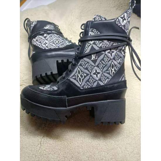 2023.11.19 ¥ 270 with full packaging! Louis Vuitton LV Women's Lace up Short Boots Full Leather Thick Heel Thick Sole Martin Boots French OEM Original 1:1 Reproduction! The material is authentic! All made of 100% genuine leather! The sole is of high-quali