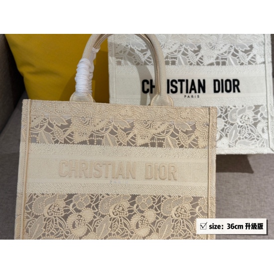 On October 7, 2023, 300 boxes (36cm) and 270 boxes (26.5cm) size: 36 * 28 cm, 26.5 * 21cm. The D lace tote shopping bag is really eye-catching... Dior booknote is so beautiful! Immortal aura fluttering! Search for dior tote tote