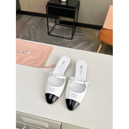 20240403 280 2074 Miumiu Early Spring Fashion Splicing Slippers Fabric: Imported Lacquer Leather Inner Lining: Imported Mixed Sheep Lining Sole: Original Imported Genuine Leather Sole Padding: Air Pressure High Frequency Wave