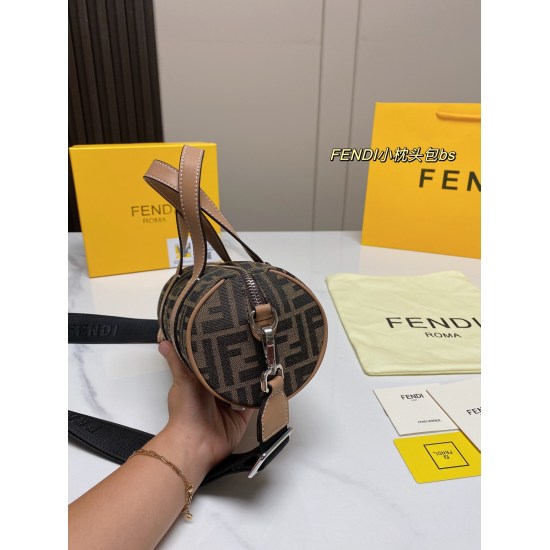 2023.10.26 P205 (with box) size: 1118Fendi Small Pillow Bag is also a small and cute bag. The round Coco Love Love is small and exquisite, retro and fashionable
