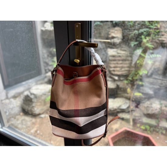 2023.11.17 205 No Box Size: 25 * 34cmbur Canvas Bucket Bag Shoulder strap can be adjusted in length and can be carried on one shoulder, especially suitable for autumn and winter!