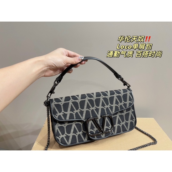 2023.11. Top 10 P230 ⚠️ Size 27.12 Small P220 ⚠️ The size of the 20.10 Valentino Loco shoulder bag exudes a sense of sophistication. It looks very versatile on the body, and there's no pressure on the back. No girl can refuse such a beautiful bag