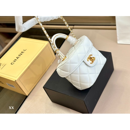 On October 13, 2023, 240 comes with a folding box and an airplane box size of 14.12cm. I really like the new Chanel square box bag! The design of the handle that falls in love at first sight is truly adorable ❤ :! Not too much detail, not too much, just r