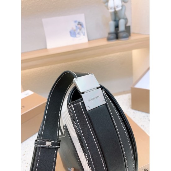 2023.11.17 BUR new product p220 Burberry counter new crossbody bag shipped with wide shoulder straps, carefully selected Mahler leather and original canvas, refined size: 18 * 14cm