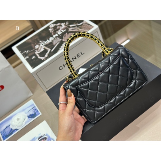On October 13, 2023, 220 comes with a folding box and an airplane box size of 19 * 13cm. Chanel Handheld Facai Series has various awkward shapes