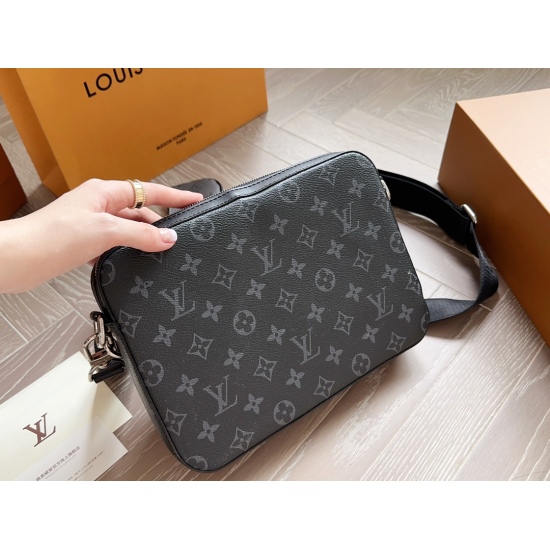 2023.10.1 P240 LV Bag Men's Three in One Black Samurai Three Piece Set Trio Postman Bag. The three in one launch of LV has become popular, leading to a trend of various bags. It's very rare that the three in one has released a men's version again! And it'