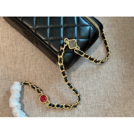 On October 13, 2023, 220 comes with a box size of 17 * 11cm Xiaoxiangjia Gem Chain Box Bag, which is incredibly beautiful on the body! Very nice! The version is also very cute! Can zoom in on the phone, flip over and come with a mirror! Super thoughtful!