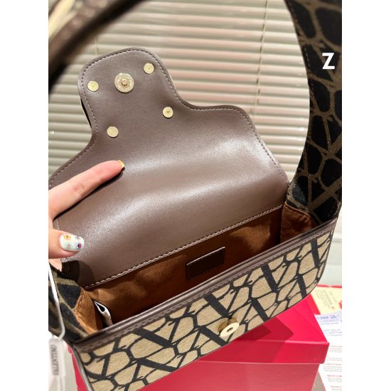2023.11.10 P195 Folding gift box Valentino Valentino Loco is a must for beautiful fairies. It's also very beautiful. Bags are hand held shoulder bags that unlock fashion charm. cool and cute. The size of the most beautiful girl in the whole street is 23cm