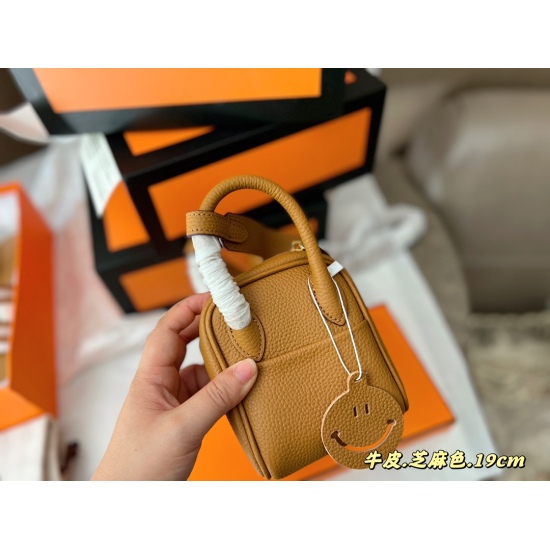 2023.10.29 270 complete with packaging size: 19 * 13cm ⚠️ Head layer cowhide! H mini Lindy: Cross arm handle! A safe and cute little one!