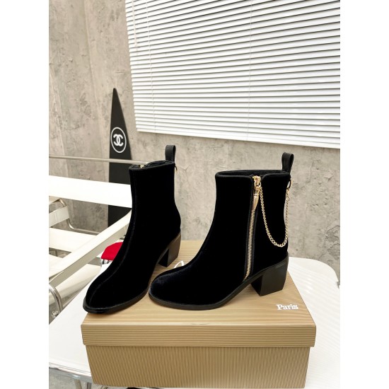 20240403 P285 yuan: Christian Louboutin (CL) will launch a new heavyweight thick heeled and thick soled boot in 2023, made of original Korean velvet material. Side eye-catching embellishments with brand exclusive logo pendant, gold-plated chain, and uniqu