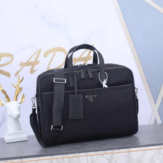 On March 12, 2024, a new batch of 550P men's bags will be released. The 2VE407 black double layer bag is made of imported parachute fabric, imported cross grain cowhide, top-notch gun color five colors+white rattan hardware. The double layer grid layer+in