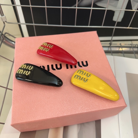 20240413 P 50 comes in a packaging box (single) with the Miumiu letter hair clip and bangs clip, the same style as Wang Shiling, daughter of Li Xiang. Simple and elegant, practical and versatile, worth buying!