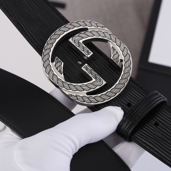 The iconic single double G logo of the Gucci brand with a width of 4.0cm has been reinterpreted and presented in a dazzling golden tone on this water wave leather belt.