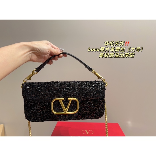 2023.11. 10 large P215 folding box ⚠️ The size 27.11 Valentino Loco sequin shoulder bag exudes a sense of sophistication. It looks very versatile on the body, and there's no pressure on the back. No girl can refuse such a beautiful bag