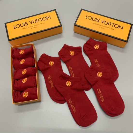On December 22, 2024, the new LV short socks counter has been fully upgraded and synchronized with the top quality in the market. It is worth having a box of five pairs as a gift or for personal use