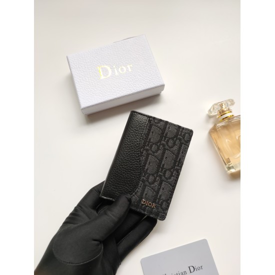 The newly launched double fold clip in the autumn of 2023, July 14, 2023, is an elegant accessory that showcases Dior's exquisite craftsmanship. This clip is meticulously crafted with black precision inlaid grain leather, adorned with beige and black Obli