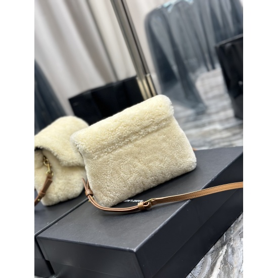 20231128 Batch: 560 Autumn/Winter Lamb Wool Style Popular Loulou_ Launching Lamb Wool Leather Series ♀ The designer still portrays the bag shape as gentle and elastic, expressing more warm and joyful emotions. It has a texture and is so casual that it has