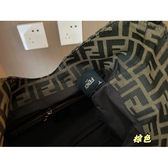 2023.10.26 205 box (upgraded version) size: 30 * 18cm Fendi (F family) Oxhorn bag can be carried by hand! allocation ✅ The long shoulder strap can cross diagonally, and I believe everyone has seen how hot the old flower is. It has a strong aura! Fully ope