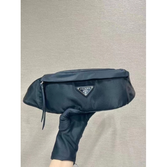 2024.03.12 440 Original New Waistpack 2VL034 Waistpack This waist pack is made of imported nylon fabric and Saffiano leather, with an adjustable nylon waistband and side buckles. It features top-notch hardware zipper closure and enamel metal triangle logo