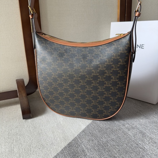 20240315 P750 [New Product Launch] CELINE HELOISE Logo Printed Cow Leather Handbag New HLOSE Underarm Bag Must Go Collection for Autumn and Winter This style belongs to a slightly larger bag shape~Overall, it gives a feeling of French laziness and casualn