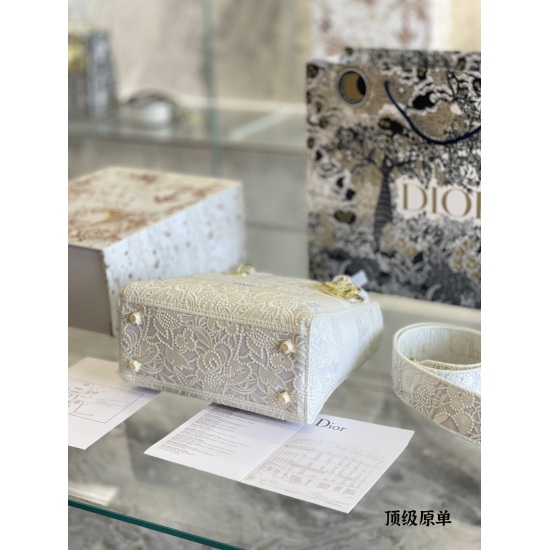 On October 7th, 2023, Dior Princess Embroidery Bag was originally a top-level p360DiorLady Life embroidered limited edition bag. In Venice, Macau, a 2022 new Lady life milky white Dior constellation embroidered bag was introduced, which can cure all disea