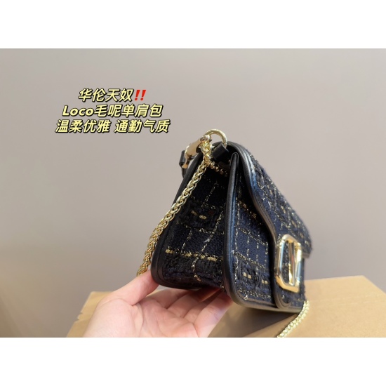 2023.11. Top 10 P215 ⚠️ Size 28.12 Small P205 ⚠️ The size of the 20.10 Valentino Loco woolen shoulder bag exudes a sense of sophistication. It looks very versatile on the body, and there's no pressure on the back. No girl can refuse such a beautiful bag