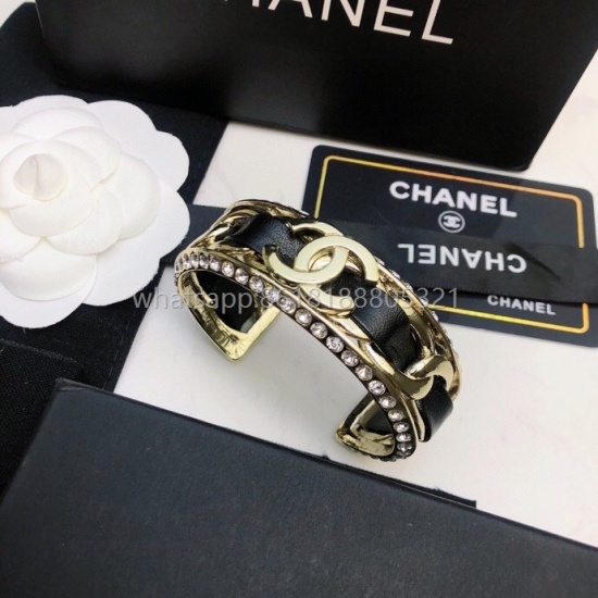 July 23, 2023 ✨ CHANEL's new autumn and winter collection counter synchronizes genuine leather bracelets, exclusively for women's Chanel ✨ Individualized design, imported hardware, self purchased original version, creating a reliable essential item for ce