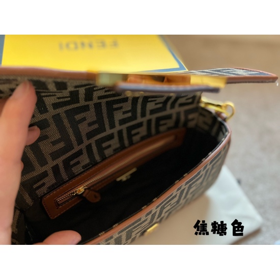 2023.10.26 225 box size: 26 * 16cm Fendi (F family) Old Flower Method Stick Bag! Can be carried by hand! The wide shoulder strap can also be diagonally crossed, and I believe everyone has seen how popular the old flower is. However, such a cute and specia