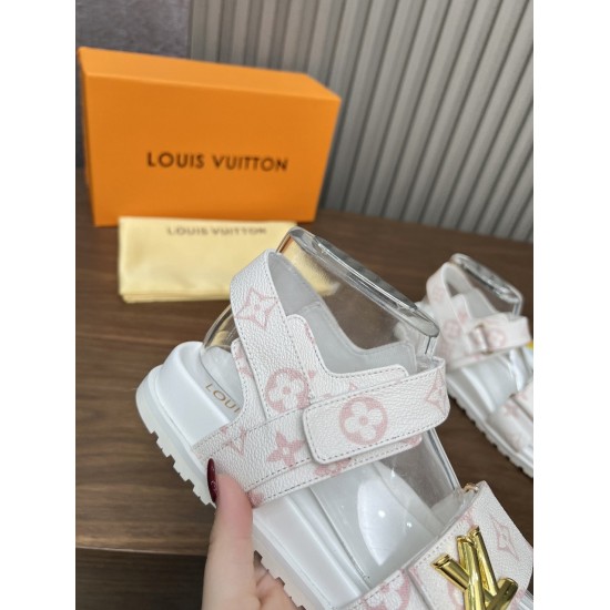 On November 17, 2024, Louis Vuitton's multi-color optional new slippers were on the market with a 1:1 high-end customization, instantly killing all imitations. The original mold logo decoration is both fashionable and beautiful. The fabric: calf leather, 
