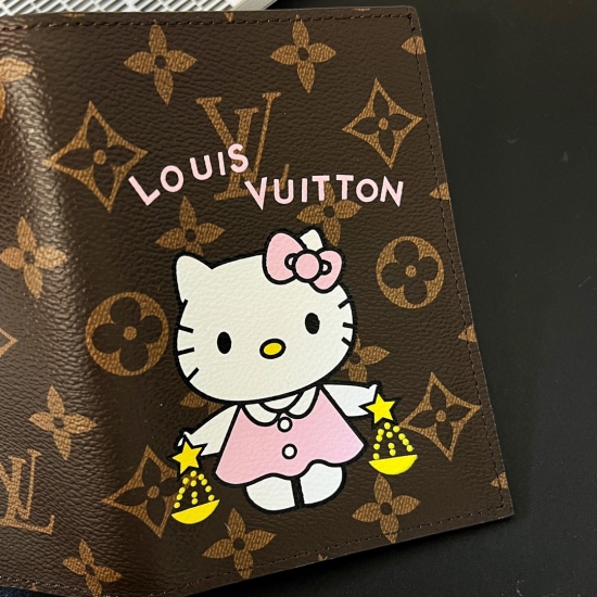 2023.07.11  LV passport clip 9 styles This passport case is made of Damier Grahite canvas, and presents a proud posture of exotic animals with elegant colors and Passport stamp patterns. The sleek configuration features card slots and easy to access open 