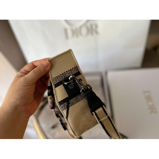 On October 7, 2023, 345 comes with a box (high order version) size of 23 * 16cmD, and the small size postman at home camp is really beautiful! Self weight is very light! Super good-looking! Both men and women! Search for Dior messenger packages