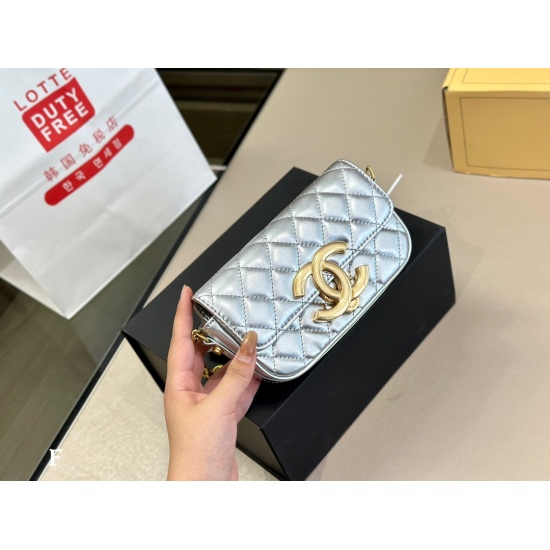 On October 13, 2023, 210 comes with a foldable box. Aircraft box size: 18.10cm Chanel chain bag, small, cute, and high-quality! Very advanced!