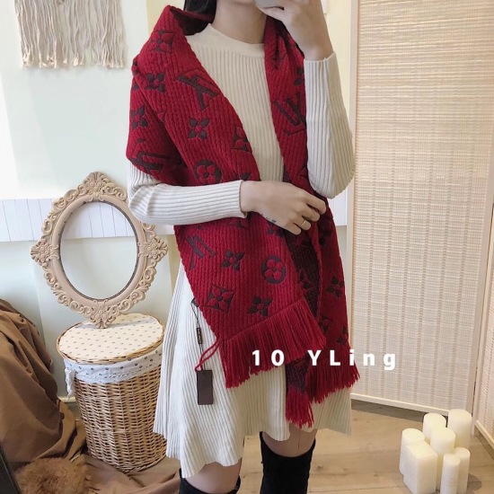 2023.07.03, Louis Vuitton, Tang Yan, a celebrity of the same style, thick and warm autumn and winter wool scarf, cashmere scarf, shawl, dual use, solid color. This scarf is adorned with classic Monogram flower pattern and Louis Vuitton initials. On o