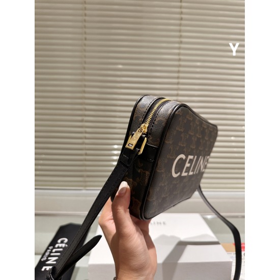2023.10.30 P200 Counter Synchronization ❤️ The latest camera bag from the Celine counter: a brand new combination of high-end quality original fabric, a super big brand with a particularly foreign upper body. Like a beautiful girl, hold onto it and keep i