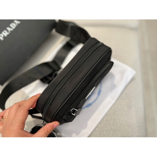 2023.11.06 175size: 21 * 13xmprada: Waist bag/Chest bag Surprisingly discovered that this waist bag is really super easy to carry! The double layer zipper design has a very user-friendly capacity ⚠️ Give away a key bag!