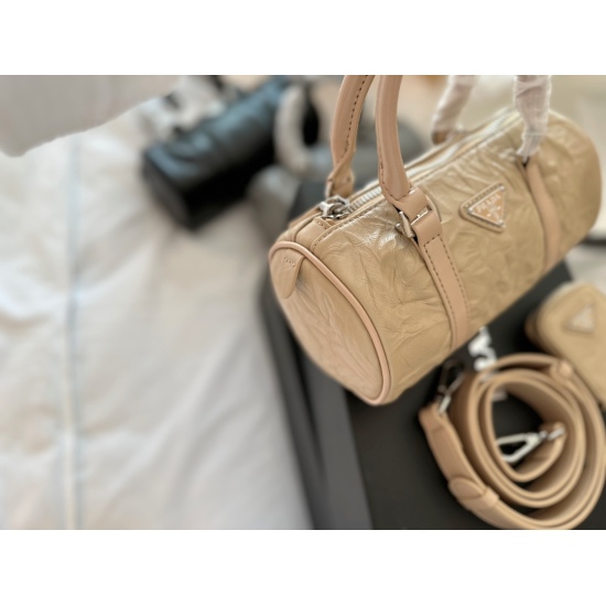 2023.11.06 250 comes with a box of sheepskin size: 20.5 * 10cm New Soft pleated leather, small and cute sheepskin with a special touch... Prad pillow bag holds a cute, romantic and fashionable atmosphere!