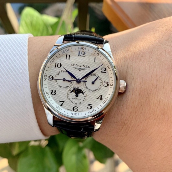 20240408 White shell 520, Rose gold 540, Steel strip+20. Latest Exclusive Recommendation: Longines ‼️ The Master Craftsman series features a six needle lunar phase wristwatch that exudes simplicity, elegance, and composure! 1. The size of the watch is 40X