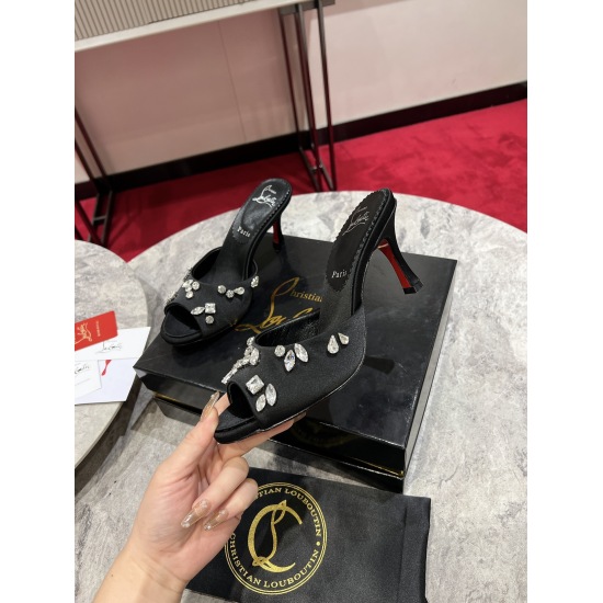 On November 17, 2024, the P35023ss crystal diamond slipper of the Degraqueen high heels showcased Maison Christian Louboutin's innovative ideas with its tapered lines and bold low cut upper. An 85mm diagonal heel, with a transparent silk upper adorned wit