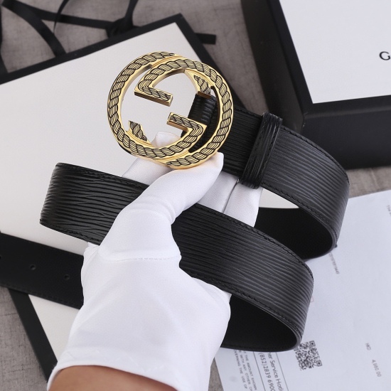 The iconic single double G logo of the Gucci brand with a width of 4.0cm has been reinterpreted and presented in a dazzling golden tone on this water wave leather belt.