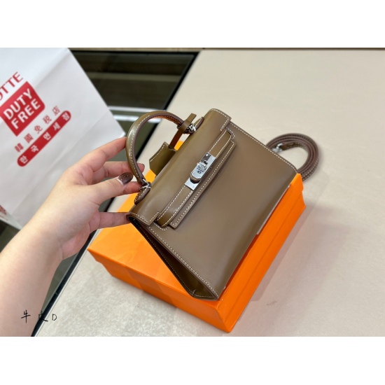 2023.10.29 230 box size: 20cm Herm è s Kellymini second-generation real wife looks good, although the capacity is a bit small ⚠ Put down your phone and pretend to be cute! ⚠ The latest cowhide bag is special and textured!