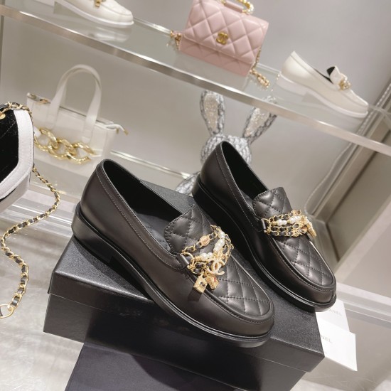 On November 19, 2023, P370, 2022, the Little Fragrance Spring Edition is new. This season's Xiangnanma Handicraft Shop series is truly deeply rooted in people's hearts. The shoe shape is very delicate, and the upper feet are very thin. The chain design on