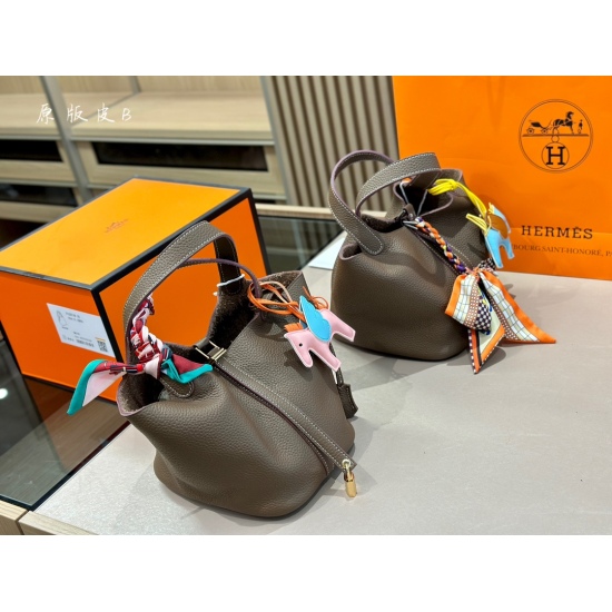 2023.10.29 285 with foldable box size: 18 * 20cm Hermes H home vegetable basket ‼️‼ Top layer cowhide/oil wax line delivery scarf pony ⚠️ The leather has a great texture! There is a sag! Those who understand goods must enter!