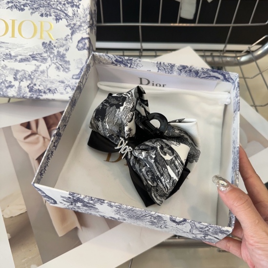 220240401 P55 comes with a packaging box, Dior D's new grab clip, fashionable and versatile! Simple and practical essential item for ladies