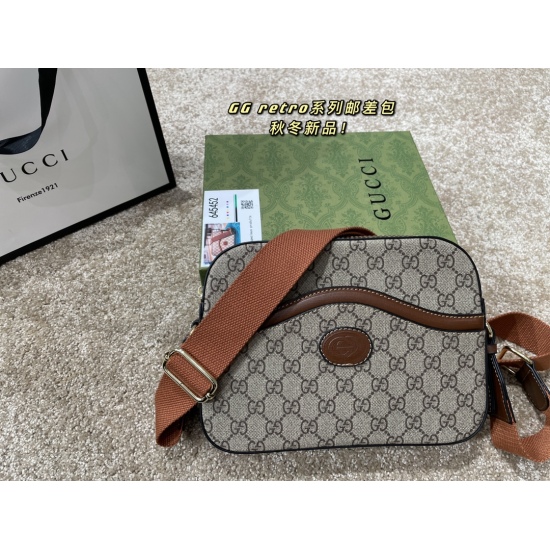 On October 3, 2023, the p155 gift box size23 17 Gucci Kuqi camera bag is super atmospheric, beautiful, and can hold perfect details. The original hardware version is really classic. Your much-anticipated model looks great on the back, and the quality is s